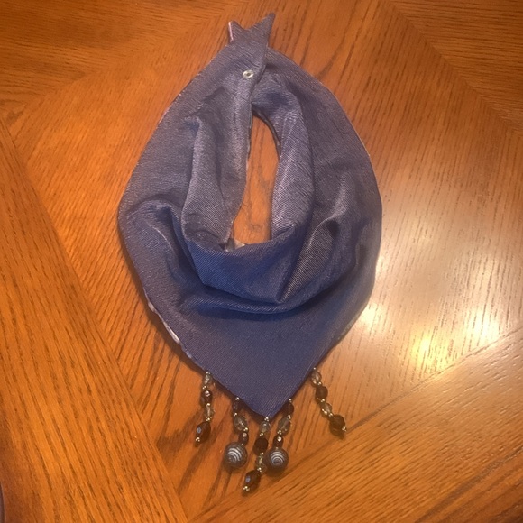 Copy NWOT Beautiful Easy to Where Scarf - Snap Closure In Back, Reversible - Picture 10 of 16